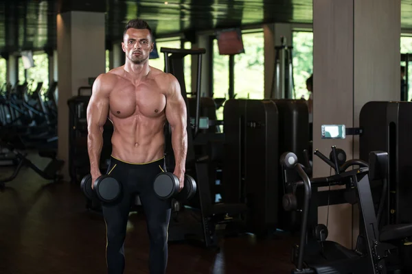 Joven haciendo ejercicio para bíceps con sombrillas — Foto de Stock