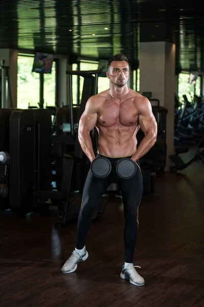 Bodybuilder trainiert Bizeps mit Kurzhanteln — Stockfoto