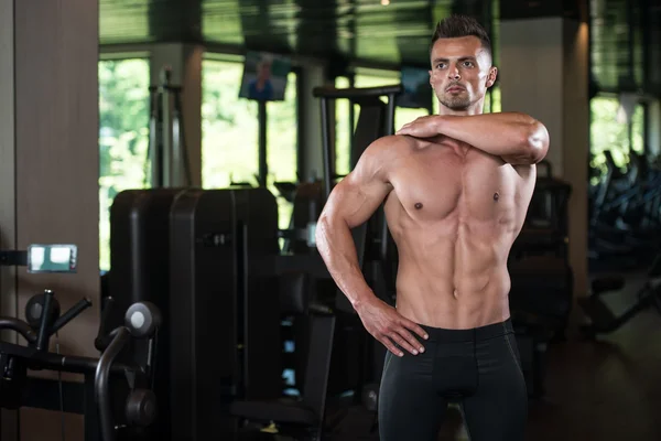 Starker junger Bodybuilder mit Sixpack — Stockfoto