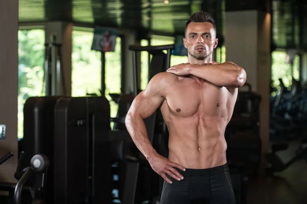 Young Bodybuilder Flexing Muscles — Stock Photo, Image