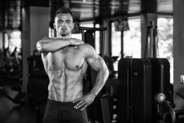 Muskulöse Männer lassen Muskeln im Fitnessstudio spielen — Stockfoto
