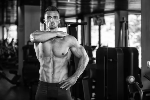 Muscular Men Flexing Muscles In Gym — Stock Photo, Image