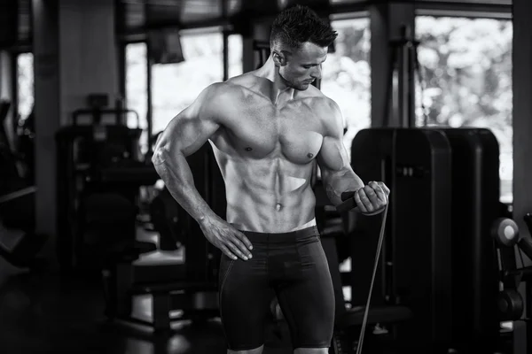 Przystojny mięśni mężczyzna z skakanka — Zdjęcie stockowe