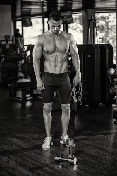 Genç adam sağlıklı kulübünde egzersiz sonra dinlenme