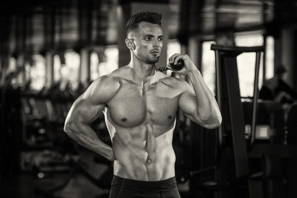 Triceps रस्सी के साथ एक शारीरिक रूप से आदमी का चित्र — स्टॉक फ़ोटो, इमेज