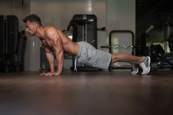 Bodybuilder Doing Push Ups On Floor — Stock Photo, Image