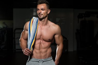 Fiziksel olarak fit bir adamın havluyla portresi.