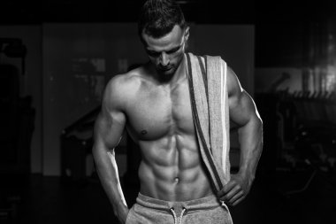 Havlu ile spor salonunda bir adam portresi