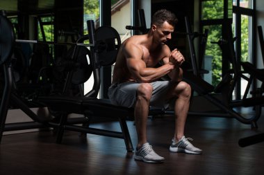 Genç adam sağlıklı kulübünde egzersiz sonra dinlenme