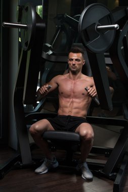 Göğüs için ağır egzersiz yapan yakışıklı erkek