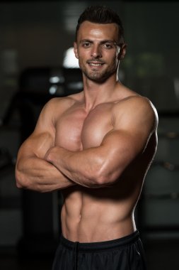 Adam iyi eğitimli cesedini gösterilen spor salonunda