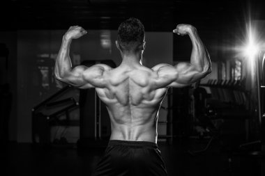 Modern Fitness merkezinde genç adam sökük