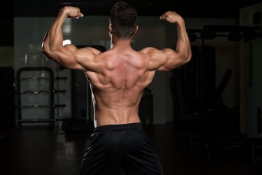 Adam iyi eğitimli cesedini gösterilen spor salonunda