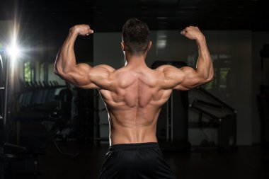 Fiziksel olarak geri onun de gösterilen adam eğitimli