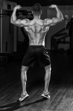 Fiziksel olarak geri onun de gösterilen adam eğitimli