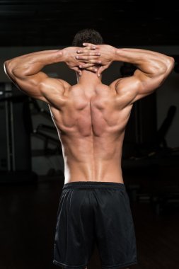 genç vücut geliştirmeci kasların esneme