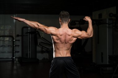 Adam iyi eğitimli cesedini gösterilen spor salonunda