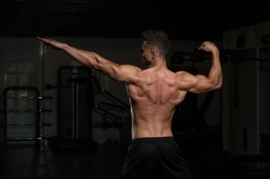 Modern Fitness merkezinde genç adam sökük