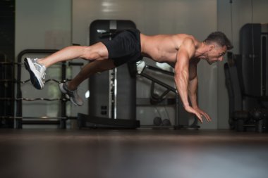 İşin aşırı Push Up katta genç adam