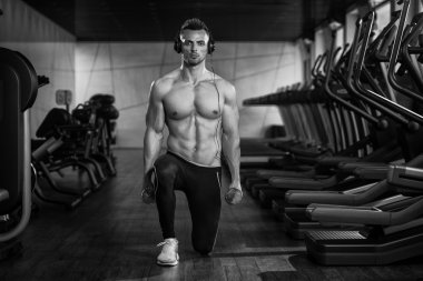 Bacaklar için egzersiz yaparak genç adam