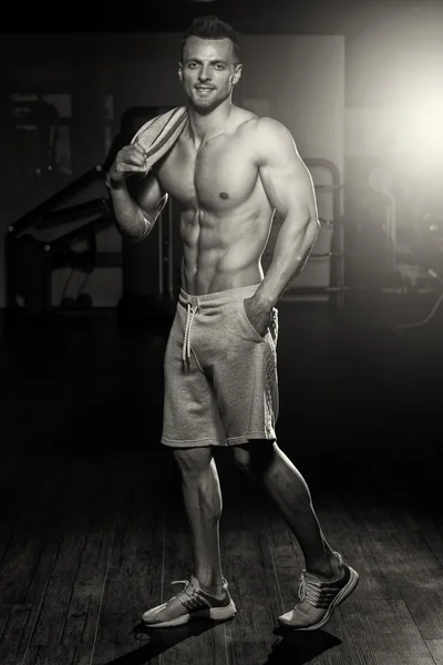 Portret mężczyzny w siłowni z ręcznikiem — Zdjęcie stockowe