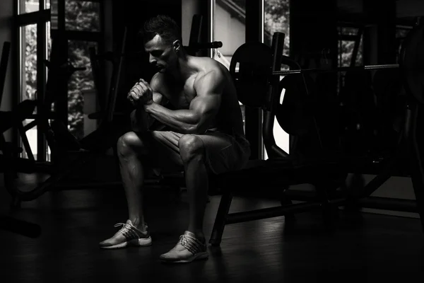 Bodybuilder Resting After Exercising — Stock Photo, Image