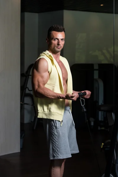 Bodybuilder gør tunge vægt øvelse for Biceps - Stock-foto