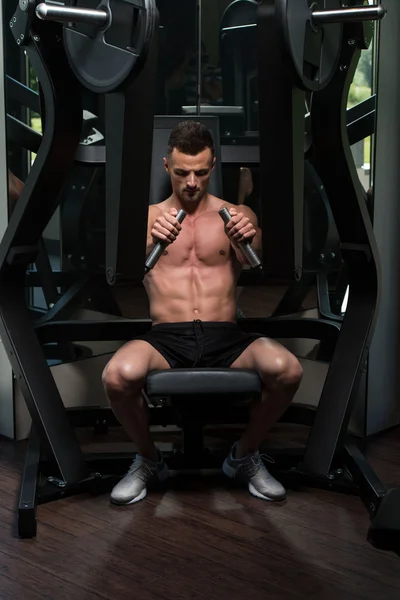 ハンサムな男の胸の重量運動を行う — ストック写真