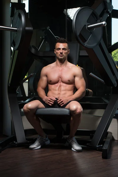 Bodybuilder Resting After Exercising — Stock Photo, Image