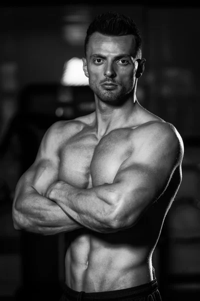 Hombres musculares flexionando los músculos en el gimnasio — Foto de Stock