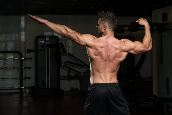 Físicamente el hombre mostrando su espalda bien entrenada — Foto de Stock