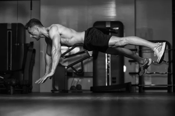Bodybuilder Doing Extreme Push Ups On Floor — Stock Photo, Image