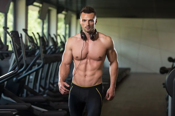 Man In de sportschool zijn goed opgeleide lichaam tonen — Stockfoto