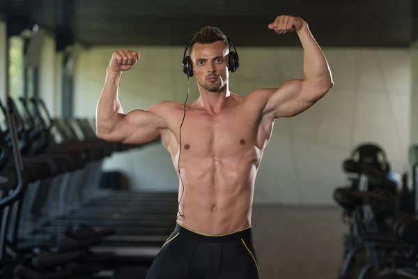 Homme dans la salle de gym montrant son corps bien formé — Photo