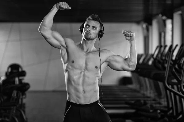 Gespierde mannen raakt achterste dubbele biceps pose — Stockfoto