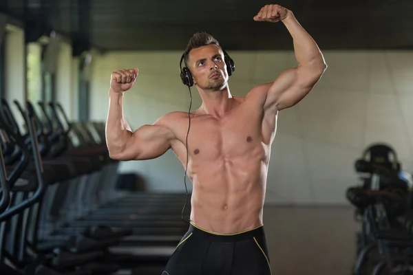 Strappato giovani uomo in moderno fitness centro — Foto Stock