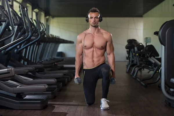 Jovem fazendo exercício para pernas — Fotografia de Stock