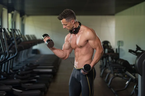 Bodybuilder exercice biceps avec haltères — Photo