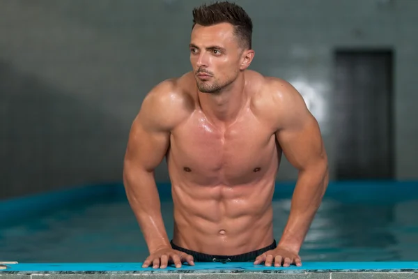 Havuzda dinlenen erkek yüzücü — Stok fotoğraf