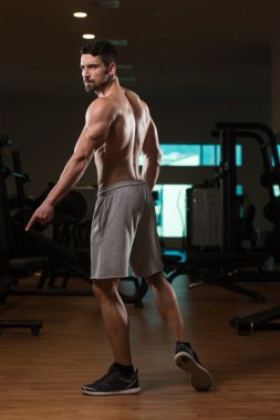 kaslı adam içinde jimnastik salonu kas esneme