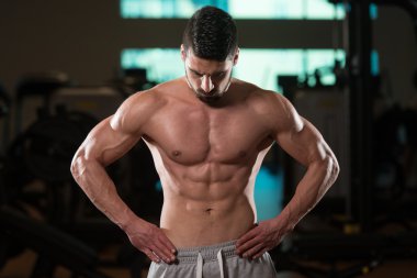 kaslı adam içinde jimnastik salonu kas esneme