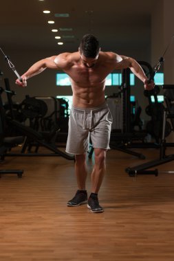 Göğüs egzersiz kablo Crossover spor salonunda