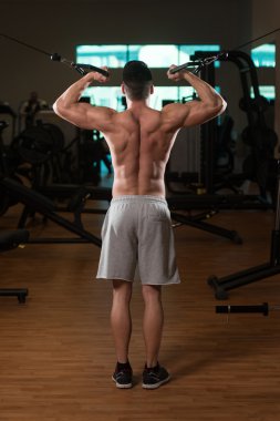 Fiziksel olarak geri onun de gösterilen adam eğitimli