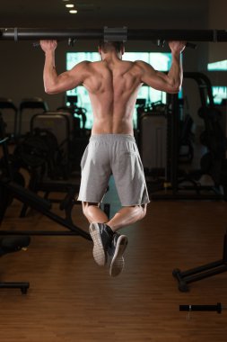 genç adam geri için egzersiz yapmak