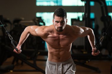 Göğüs egzersiz kablo crossover