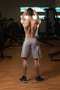 Kablo makine omuzlarında egzersiz vücut geliştirmeci