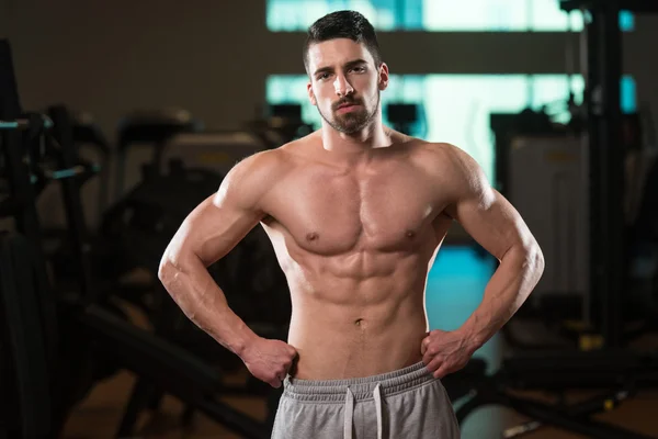 Retrato de um jovem musculoso fisicamente apto — Fotografia de Stock