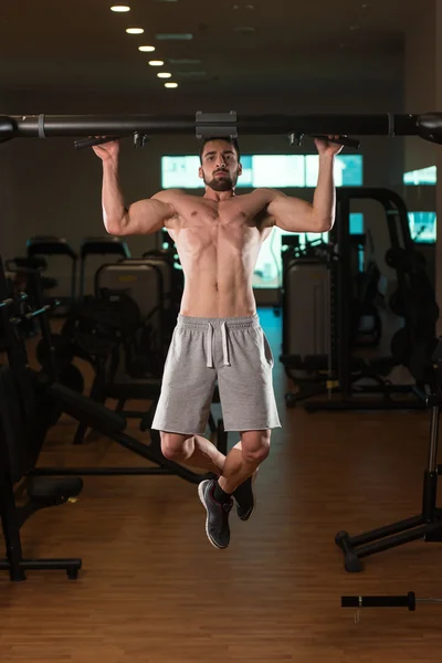 Joven haciendo ejercicio para la espalda — Foto de Stock