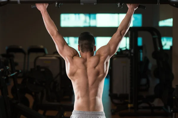 Joven haciendo ejercicio para la espalda — Foto de Stock