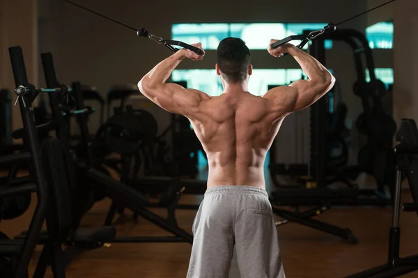 Muskulöser Mann lässt Muskeln in Turnhalle spielen — Stockfoto